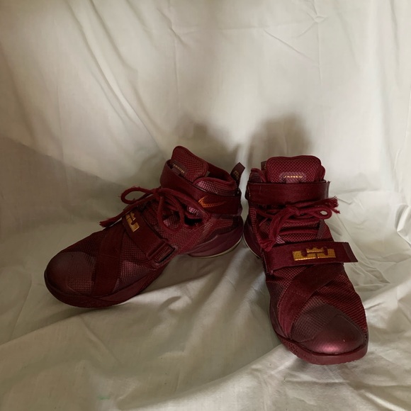 LeBron James Nike Tennis Shoes Size 8.5 - Picture 1 of 5